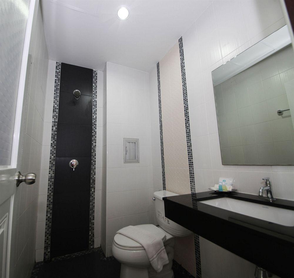 OYO 75321 Gemma Patong Phuket Exterior foto