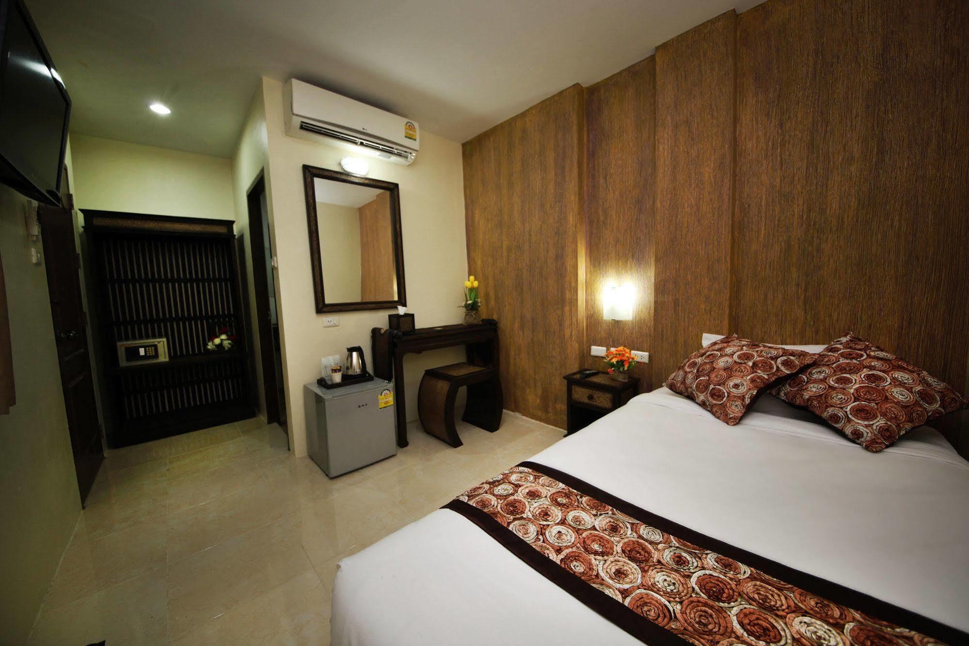 OYO 75321 Gemma Patong Phuket Exterior foto